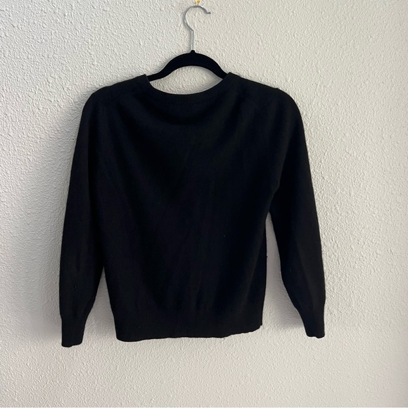 Black Sweater 
Oats 
Size: Medium - Picture 2 of 3